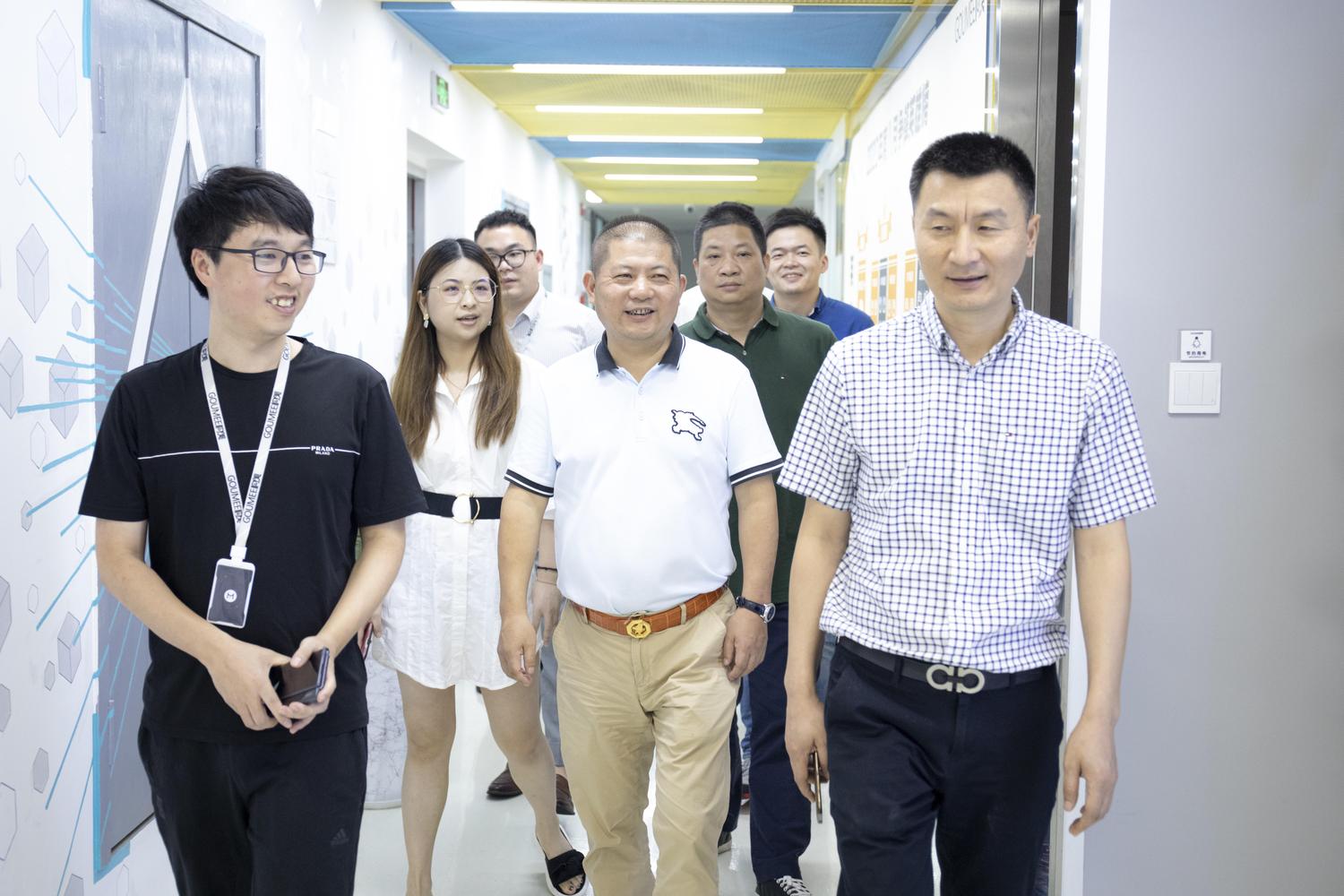 下沙街道沈建立书记一行与董事长都建明前往构美观摩交流